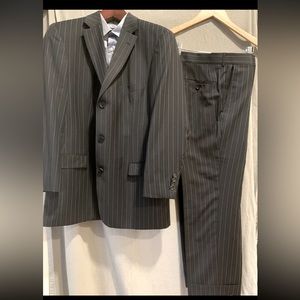 #108 Hugo Boss Rossellini Suit Navy Pinstripe Virgin Wool 42R 36W USA 3 Button